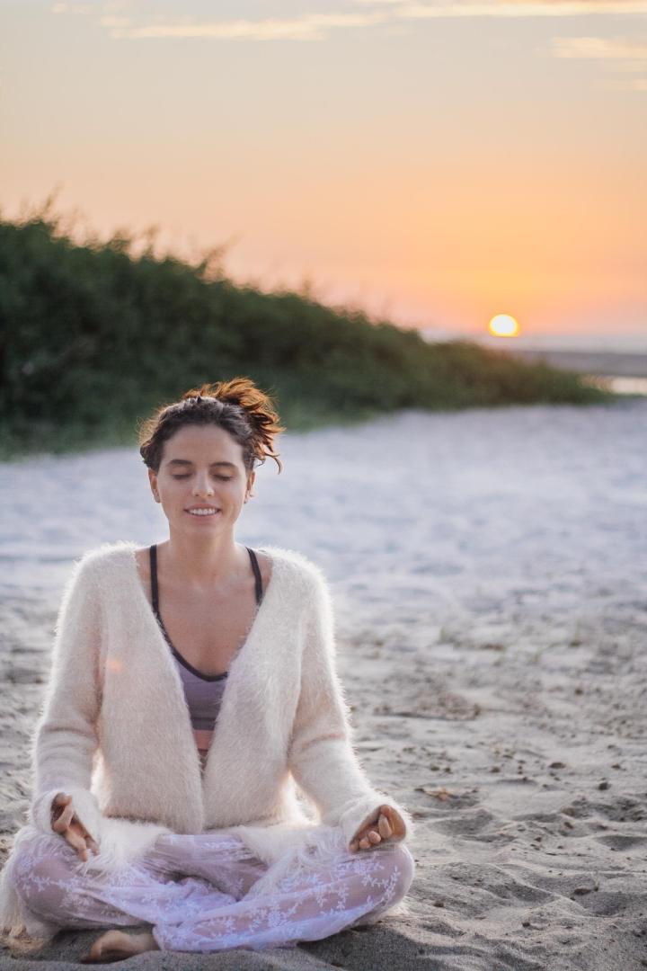 Jessica meditando